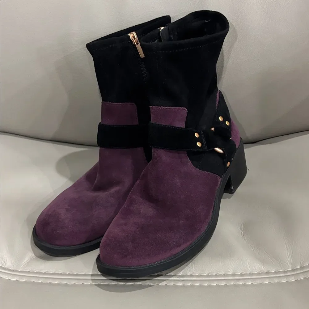 Lori Goldstein Collection Mulberry Moto Boot with Strap Detail  sz 8.5